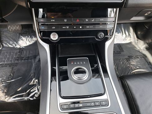 Used 2018 Jaguar XE Prestige image 21