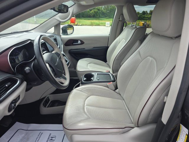 Used 2019 Chrysler Pacifica Limited w/ Advanced Safetytec Group FWD image 18