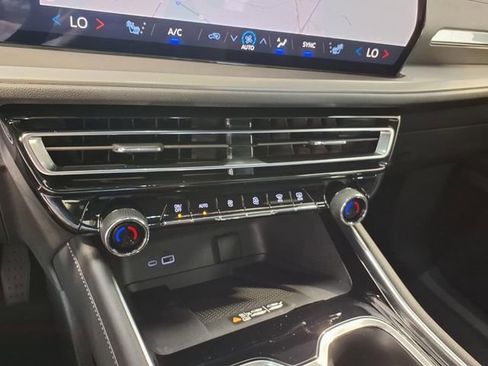 Used 2025 Chevrolet Traverse LT FWD image 15