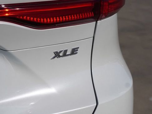 Used 2023 Toyota Venza XLE AWD/4WD image 12