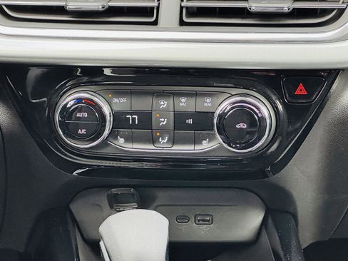 Used 2025 Chevrolet Trax LT w/ LT Convenience Package image 20