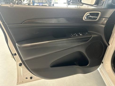 Used 2017 Jeep Grand Cherokee Altitude AWD/4WD image 25