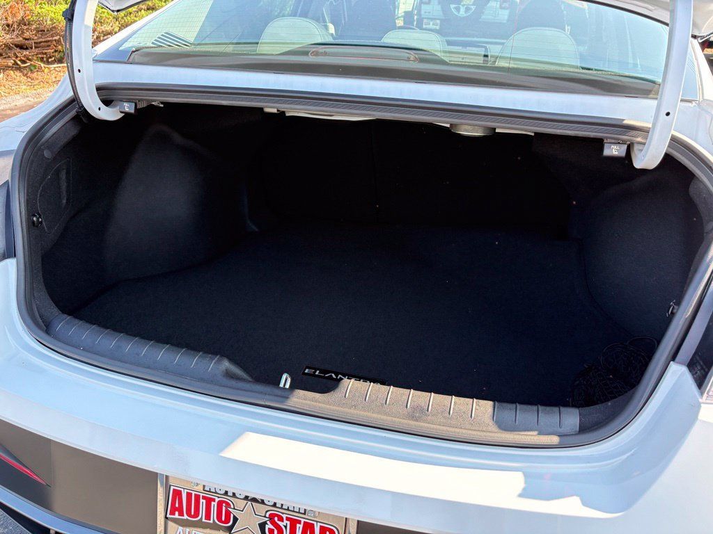 Used 2025 Hyundai Elantra Limited FWD image 28