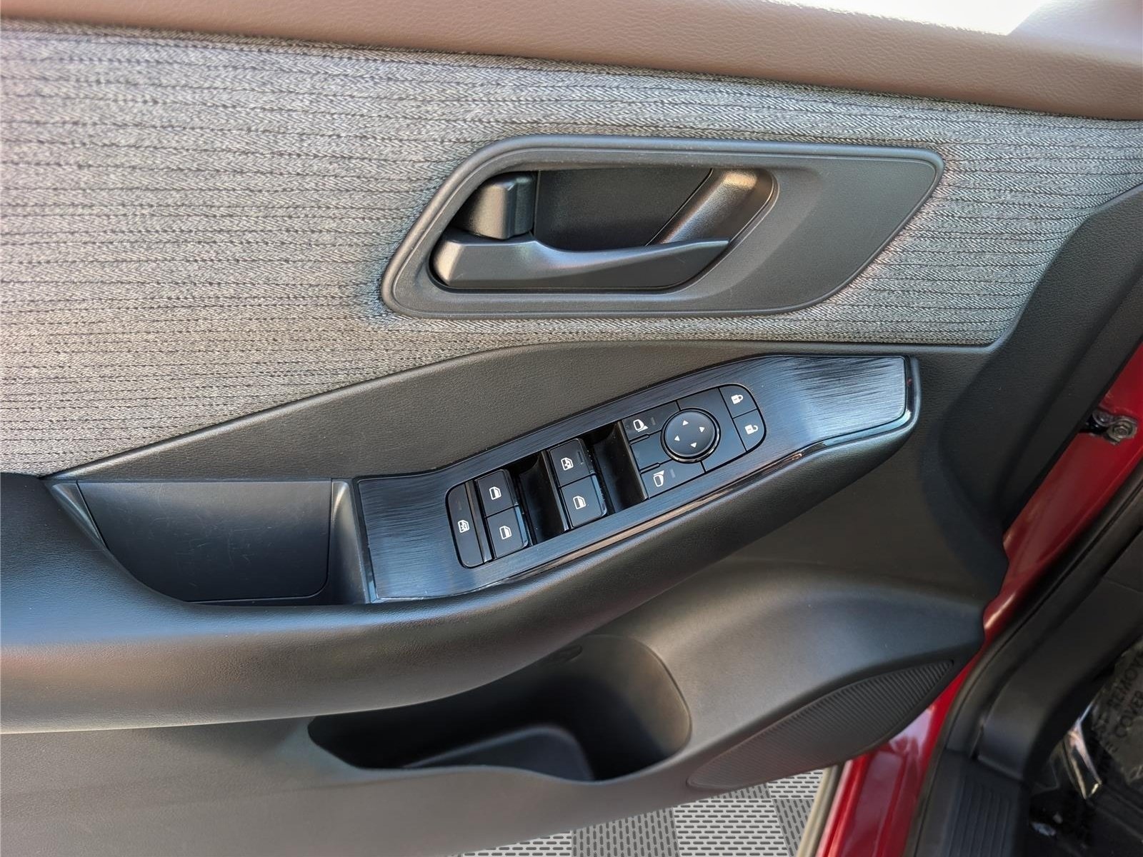Used 2023 Nissan Rogue S AWD/4WD image 18