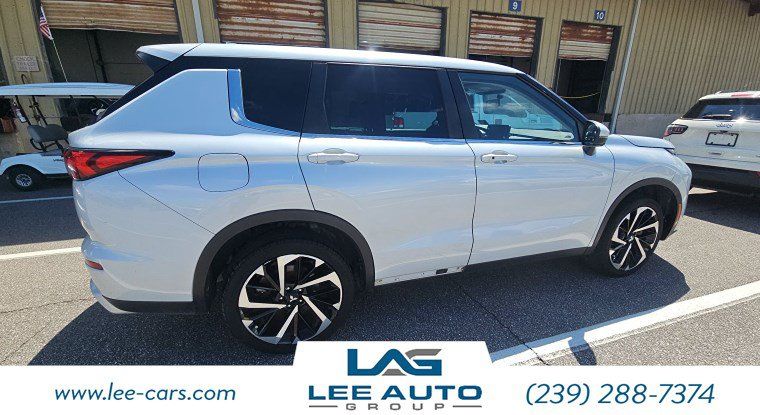 Used 2023 Mitsubishi Outlander SE FWD image 3