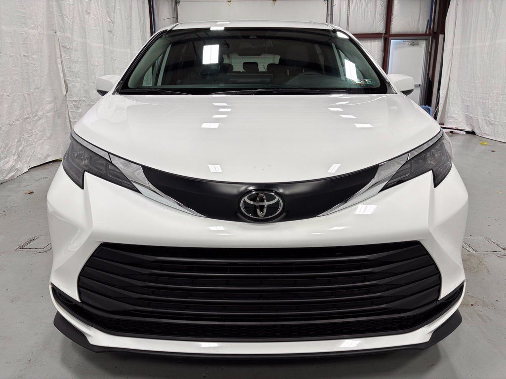 Used 2026 Toyota Sienna LE FWD image 2