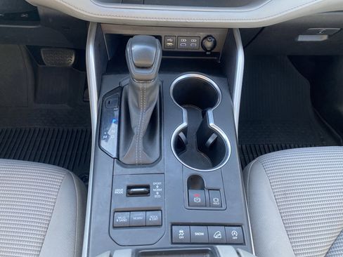 Used 2022 Toyota Highlander L image 19