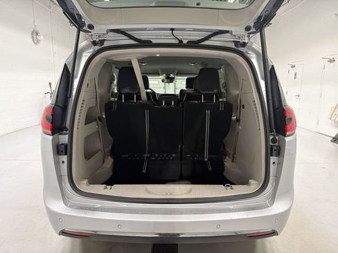 Used 2024 Chrysler Pacifica Touring-L image 15