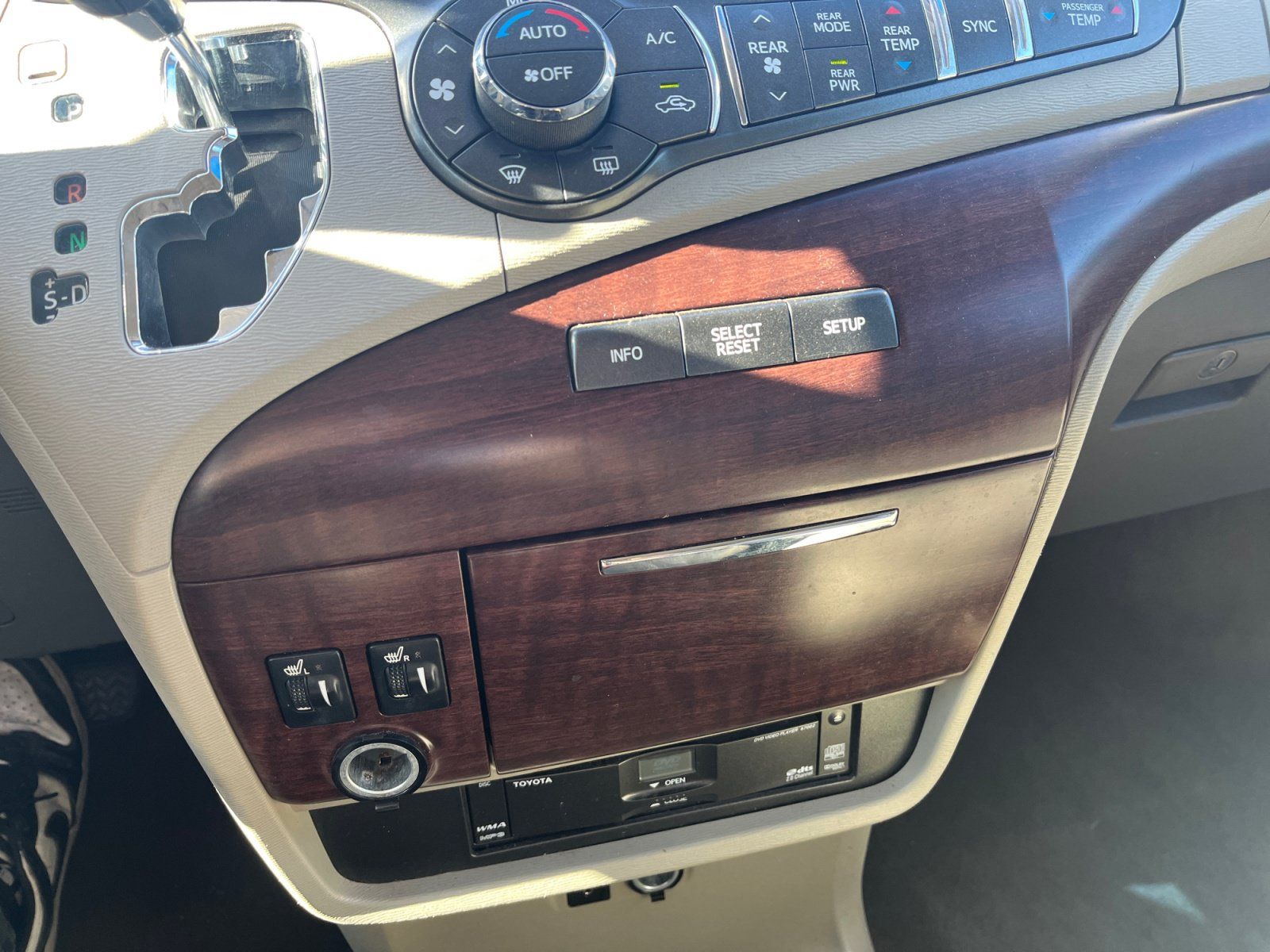 Used 2014 Toyota Sienna XLE w/ XLE Premium Package FWD image 26