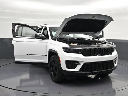 Used 2024 Jeep Grand Cherokee Altitude AWD/4WD image 35