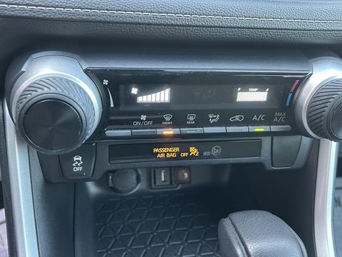 Used 2020 Toyota RAV4 LE image 17