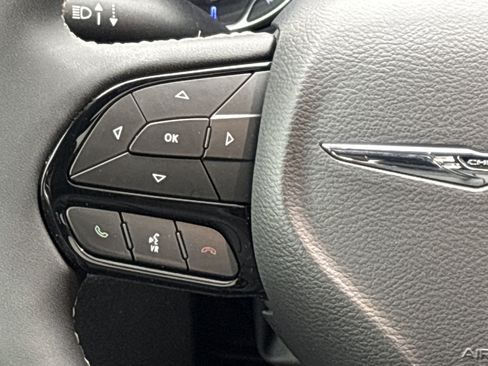 Used 2023 Chrysler Pacifica Limited w/ Uconnect Theater Family Group FWD image 22