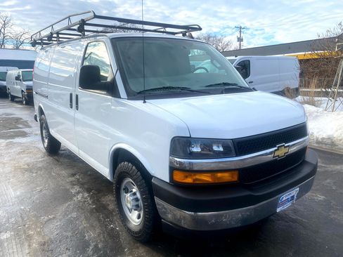 Used 2022 Chevrolet Express 3500 RWD 3500 135 w/ Driver Convenience Package image 3
