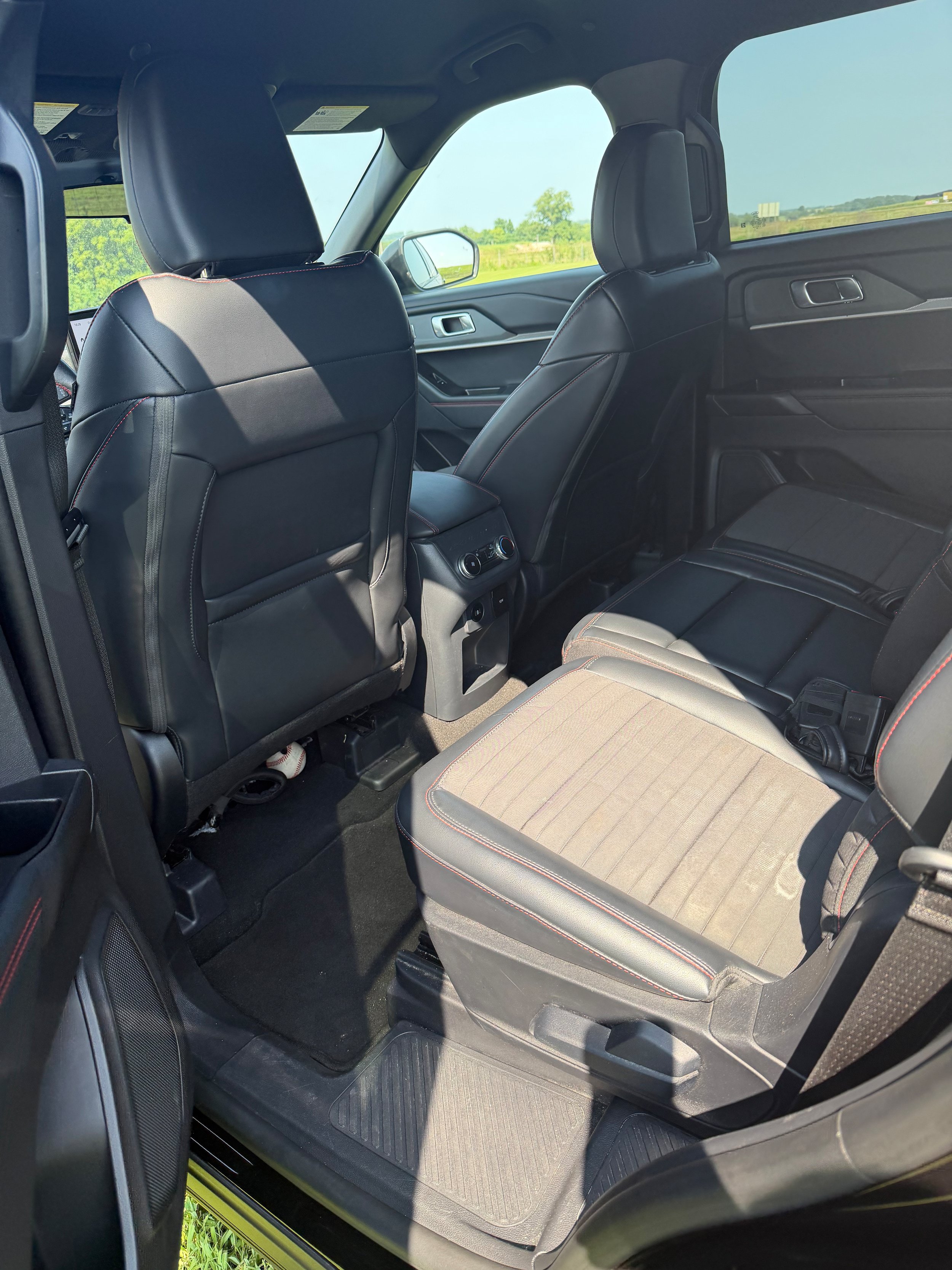 Used 2025 Ford Explorer ST-Line w/ ST-Line Street Pack AWD/4WD image 4