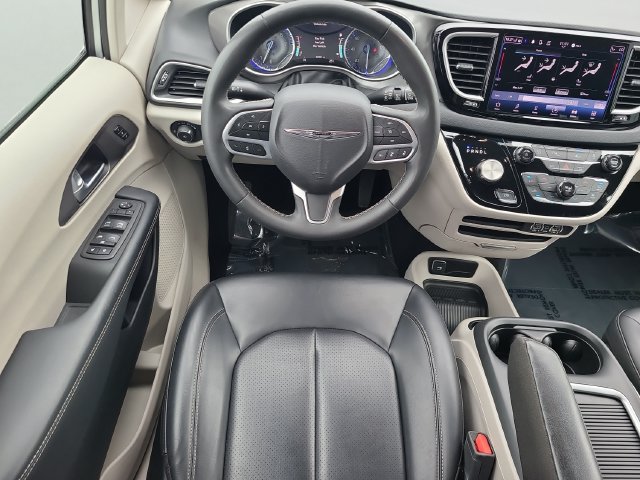 Used 2023 Chrysler Pacifica Touring-L FWD image 17