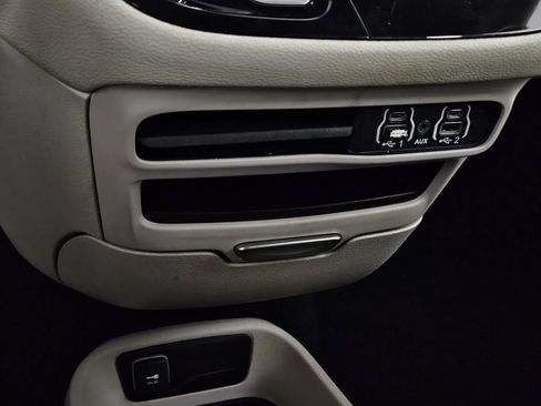 Used 2023 Chrysler Pacifica Touring-L FWD image 18