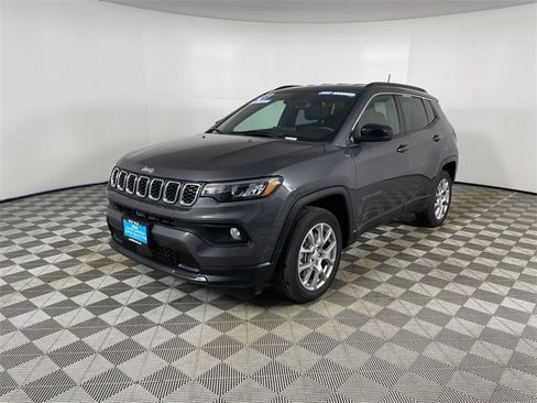Used 2024 Jeep Compass Latitude image 1