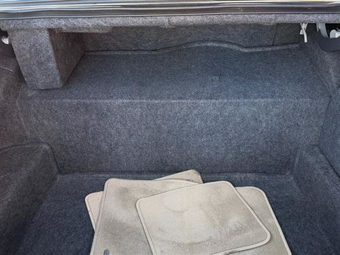 Used 2011 Lincoln Town Car Signature Limited RWD image 8