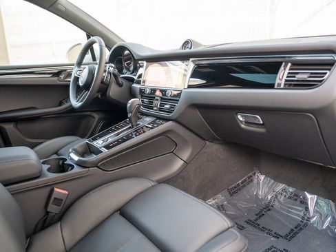 Certified 2025 Porsche Macan image 22