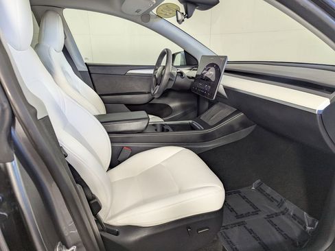 Used 2024 Tesla Model Y Long Range image 36