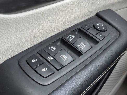 Used 2023 Chrysler Pacifica Touring-L FWD image 26