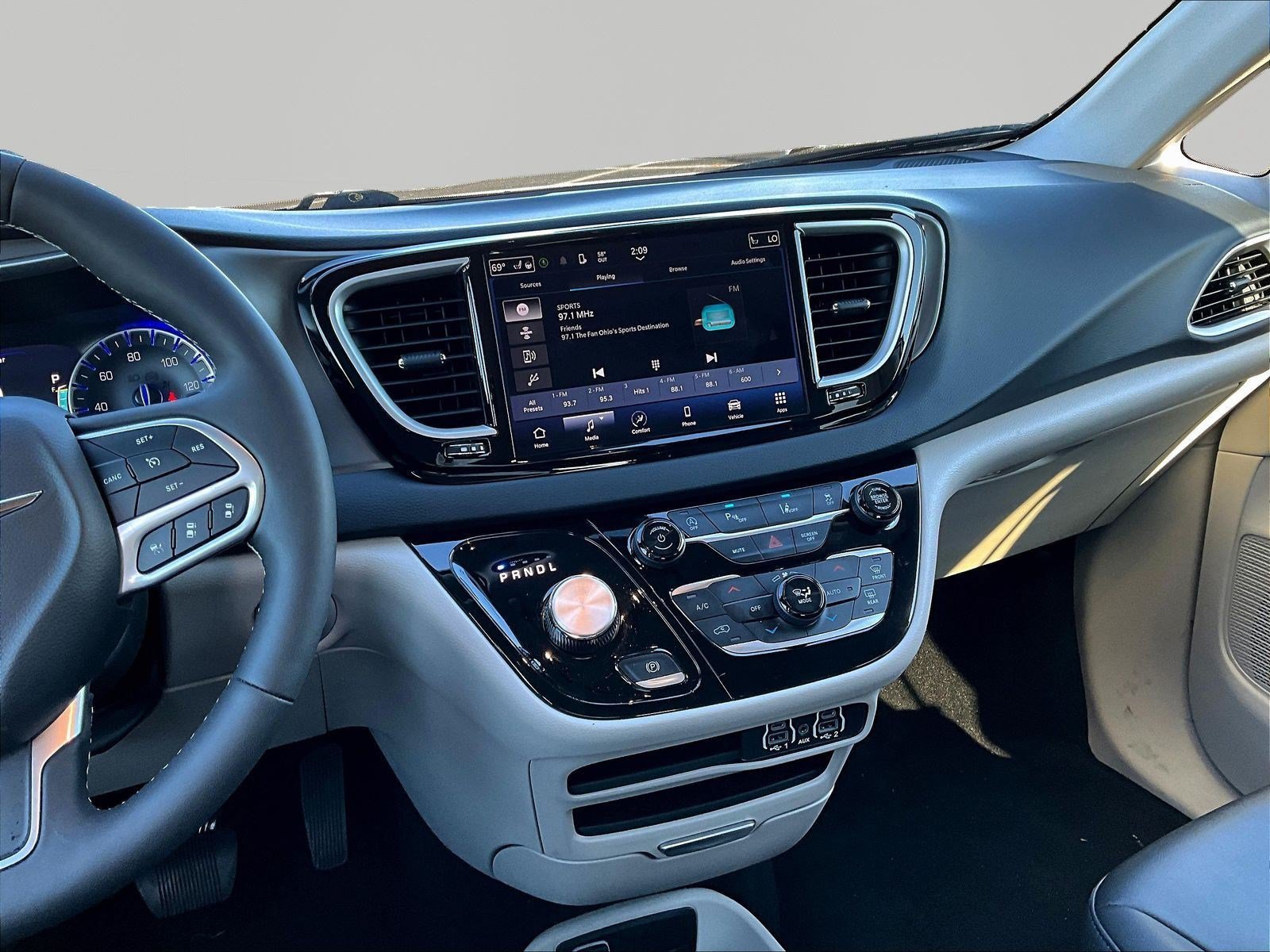 Used 2024 Chrysler Pacifica Touring-L FWD image 9