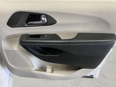 Used 2024 Chrysler Pacifica Touring-L FWD image 20