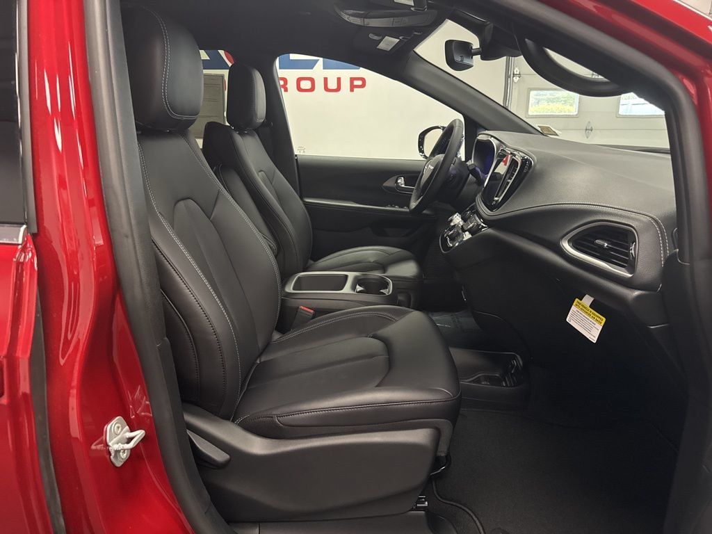 New 2026 Chrysler Pacifica Select AWD/4WD image 37