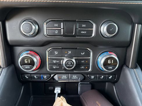 Used 2024 GMC Yukon AT4 w/ Technology Package AWD/4WD image 32