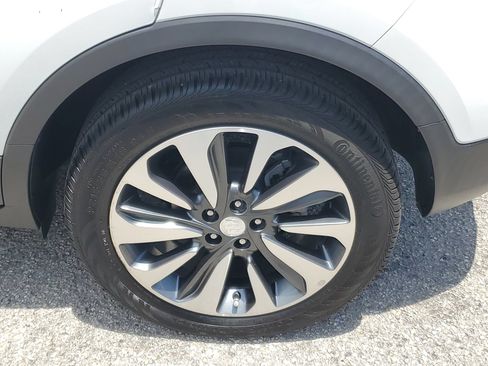 Used 2022 Buick Encore Preferred w/ Safety Package FWD image 5