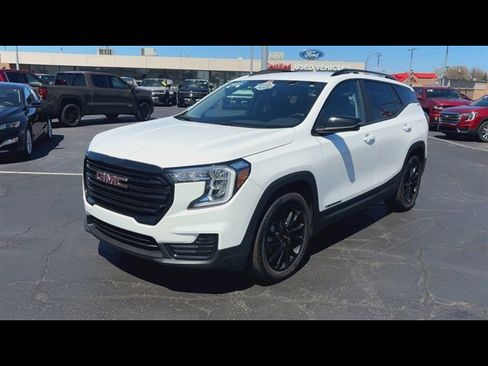 Used 2023 GMC Terrain SLE w/ Driver Convenience Package image 4