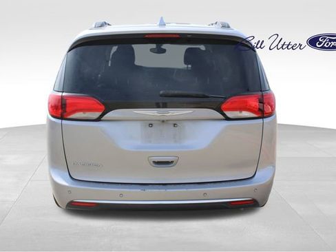Used 2017 Chrysler Pacifica Touring-L image 6