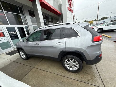 Used 2018 Jeep Cherokee Latitude Plus w/ Comfort/Convenience Group AWD/4WD image 8