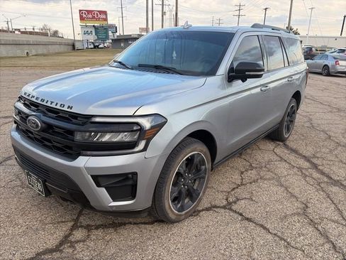 Used 2024 Ford Expedition Limited image 5