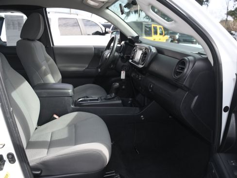 Used 2017 Toyota Tacoma SR image 18