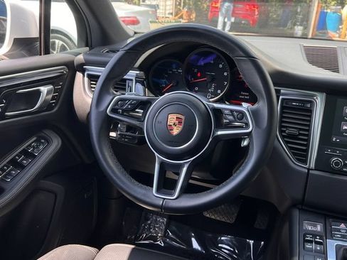 Used 2018 Porsche Macan AWD/4WD image 17