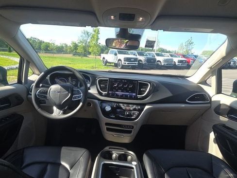 Used 2023 Chrysler Pacifica Touring-L FWD image 21