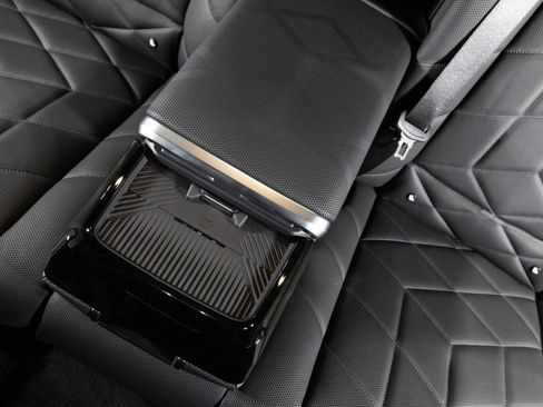 Used 2025 BMW i7 xDrive60 image 30