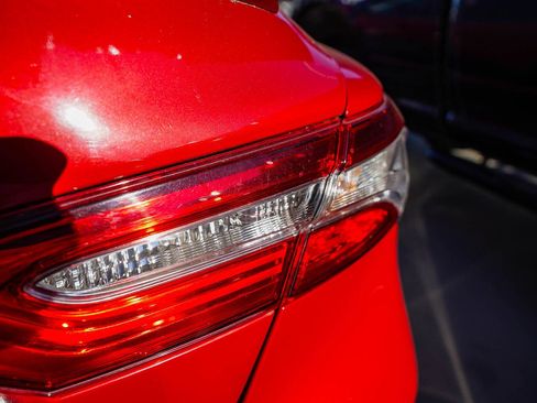 Used 2019 Toyota Camry SE image 9