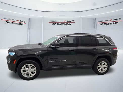 Used 2023 Jeep Grand Cherokee Limited AWD/4WD image 3