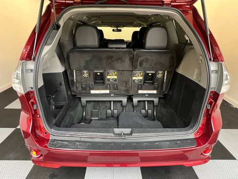 Used 2016 Toyota Sienna SE Premium image 28