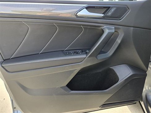 Used 2023 Volkswagen Tiguan SE R-Line image 17