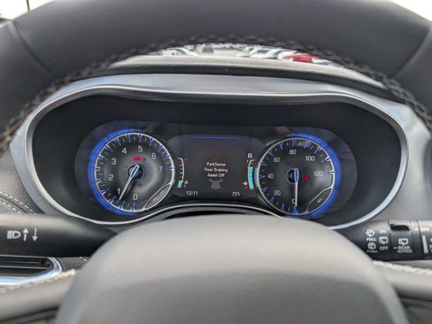 Used 2025 Chrysler Pacifica Limited FWD image 31