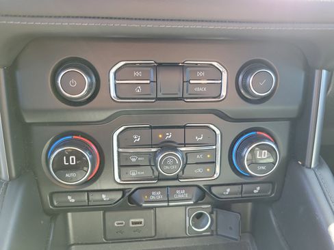 Used 2021 Chevrolet Suburban Z71 w/ Luxury Package image 28