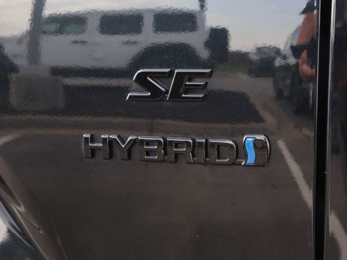 Used 2024 Toyota Corolla Cross SE image 16