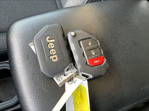 Used 2024 Jeep Wrangler Unlimited image 12