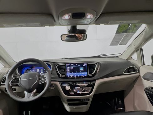 Used 2024 Chrysler Pacifica Touring-L FWD image 30