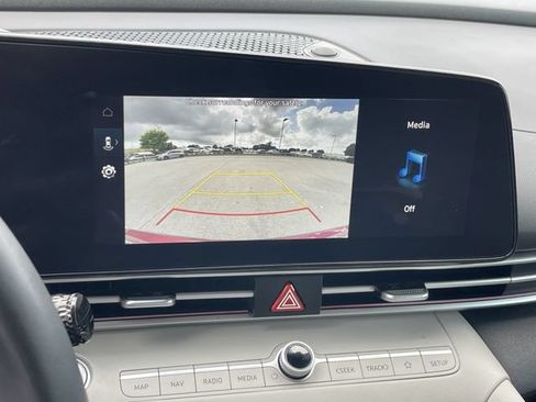 Used 2025 Hyundai Elantra Limited FWD image 18