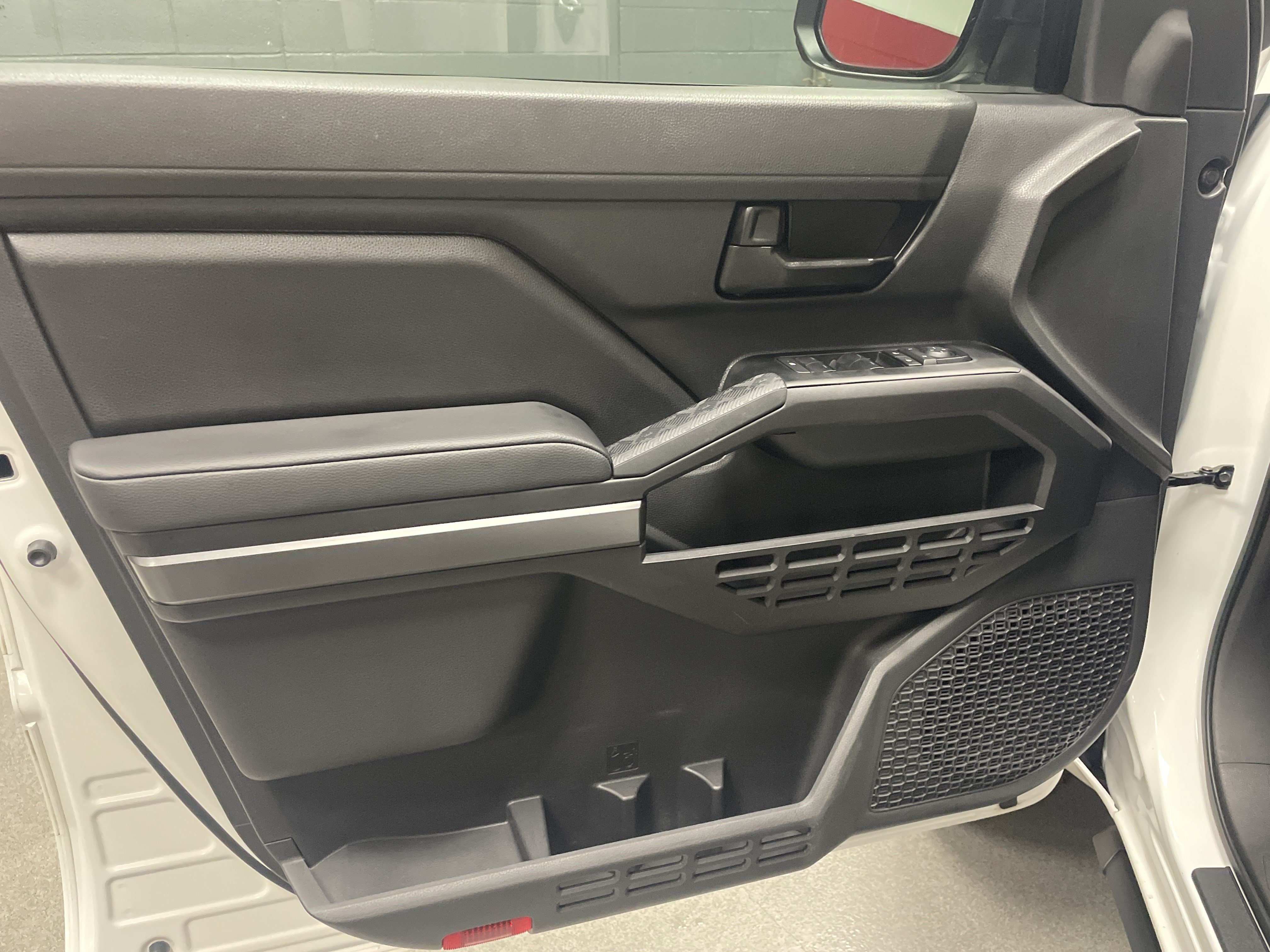 Used 2025 Toyota Tacoma SR5 AWD/4WD image 14