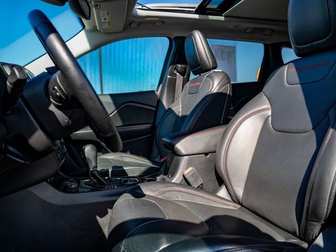 Used 2019 Jeep Cherokee Trailhawk image 24